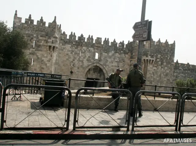 Israeli border policemen are deployed outside the Al-Aqsa mosque compound in Jerusalem's Old City during the Friday prayers, on September 24, 2010. Sixteen Palestinians have been detained in connection with clashes in ea...