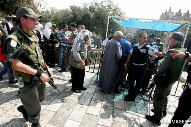 Israeli border policemen are deployed outside the Al-Aqsa mosque compound in Jerusalem's Old City during the Friday prayers, on September 24, 2010. Sixteen Palestinians have been detained in connection with clashes in ea...