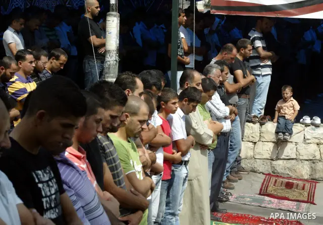 Palestinian worshippers pray on a street during Friday prayers in the East Jerusalem neighbourhood of Silwan September 24, 2010. Israeli forces tightened restrictions for worshippers to attend Friday prayers at the al-Aq...