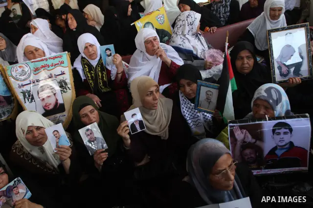 Palestinians attend a protest calling for the release of Palestinian prisoners from Israeli jails , in Gaza City on October 11, 2010. About 7,500 Palestinian prisoners are held in Israeli jails, according to the Palestin...