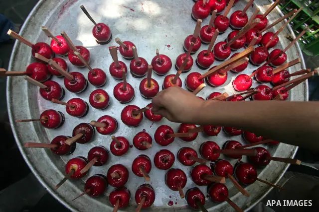 Palestinian students buy sweets from street vendors outside their schools , in the southern Gaza Strip town of Rafah on October 12, 2010 . UNRWA Media advisor ,Adnan Abu Hasna , said in a press statement that UNRWA need...