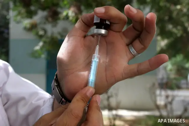 A Palestinian medical workers inject vaccination for pilgrims who want to perform the annual pilgrimage to the Muslim holy city of Mecca, in Gaza City , on Oct 19, 2010. Hundreds of Palestinian pilgrims crossed into Egyp...