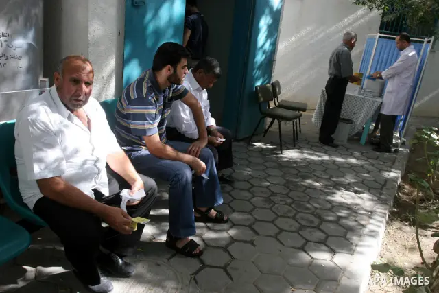 A Palestinian medical workers inject vaccination for pilgrims who want to perform the annual pilgrimage to the Muslim holy city of Mecca, in Gaza City , on Oct 19, 2010. Hundreds of Palestinian pilgrims crossed into Egyp...