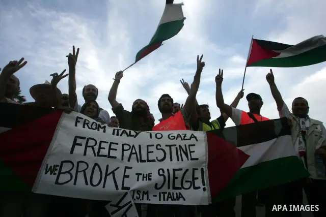 Members of the lifeline "5" convoy arrive to the Gaza Strip from Rafah crossing border on Oct 21,2010. Hundreds of volunteers in several vehicles, from Britain, Turkey and several other countries are taking part in the i...