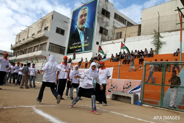 Palestinians attend the athlete race candidate to enter the Guinness Book ,in Gaza City on Oct. 23,2010 . "GAZA 100" aspire to has more than 2000 contestant to enter the Guinness Book of Records .This effectiveness of a...