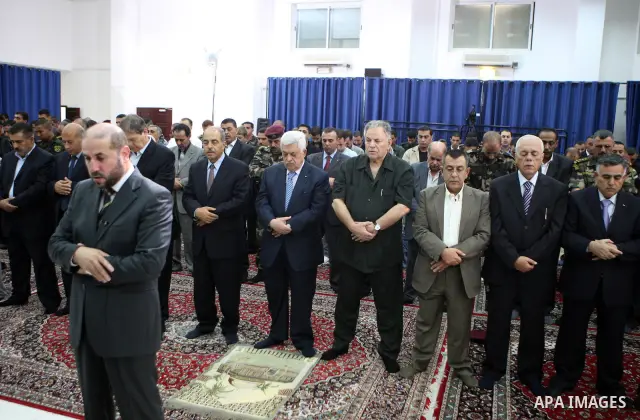 Palestinian President Mahmoud Abbas meets attends Friday prayers at a mosque in the presidential headquarters in the West Bank city of Ramallah on Oct. 29,2010. photo by Omar Rashidi