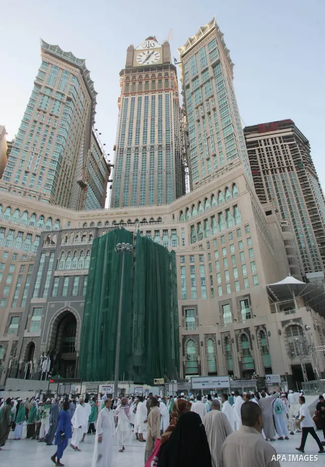 Muslim pilgrims walk outside the Grand Mosque during the annual Hajj in Mecca, Saudi Arabia, Nov 11,2010. Some 2.5 million Muslims from more than 160 countries converge annually on the Islamic cities of Mecca and Medina...