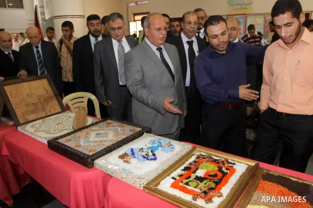 Palestinian universities students display their inventions during an exhibition at the Islamic University in Gaza city on Nov 13,2010.. Photo by Mohammed Asad