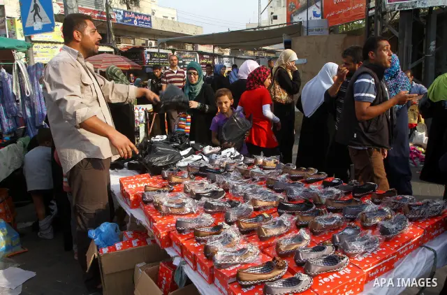 Palestinians shop at a market in Gaza city on 13 November 2010, in preparation for the Muslim holiday of Eid al-Adha or the Feast of Sacrifice, which marks the end of the annual pilgrimage.. Photo by Ashraf Amra