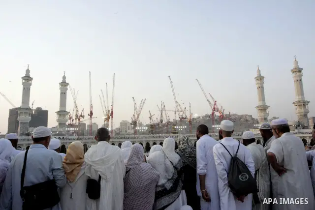 Muslim pilgrims walk outside the Grand Mosque during the annual Hajj in Mecca, Saudi Arabia, Nov 13, 2010. Some 2.5 million Muslims from more than 160 countries converge annually on the Islamic cities of Mecca and Medina...