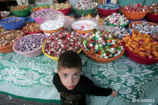 Palestinians shop at a market in the southern Gaza Strip town of Rafah on 14 November 2010, in preparation for the Muslim holiday of Eid al-Adha or the Feast of Sacrifice, which marks the end of the annual pilgrimage. Ph...