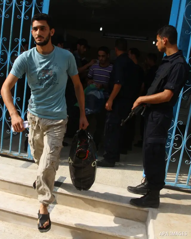 Palestinian prisoners leave the prison run by the security forces in Gaza Strip,in Gaza City on November 15, 2010. Security officials in Gaza Strip said on Monday they released 280 criminal prisoners before the Muslim ho...