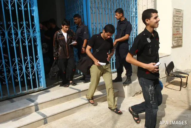 Palestinian prisoners leave the prison run by the security forces in Gaza Strip,in Gaza City on November 15, 2010. Security officials in Gaza Strip said on Monday they released 280 criminal prisoners before the Muslim ho...