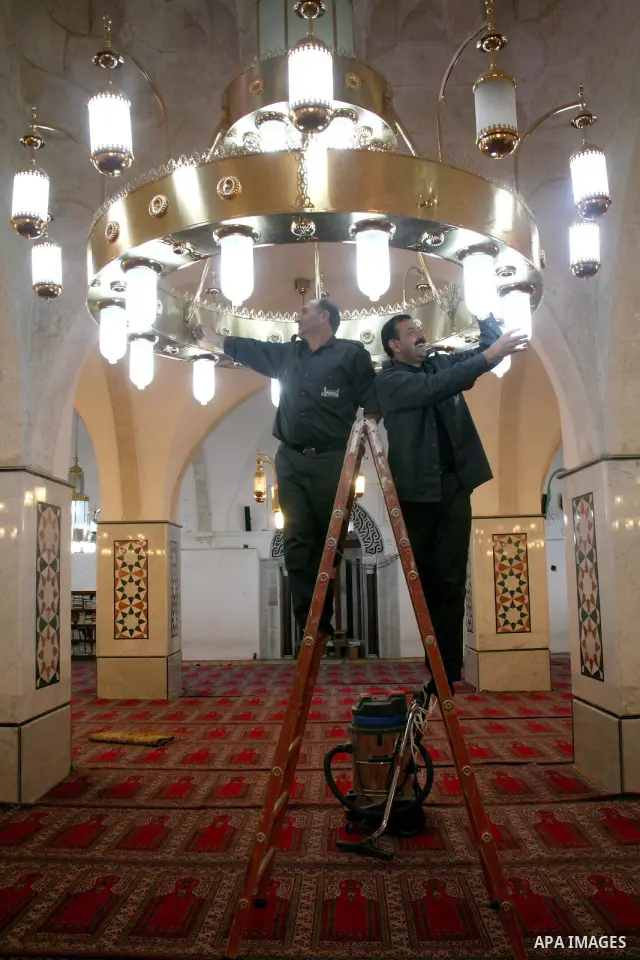 Palestinian men clean the Ibrahimi mosque in the old city of the West Bank city of Hebron on November 15, 2010, ahead of the Muslim holiday of Eid al-Adha or Feast of the Sacrifice, which marks the end of the annual hajj...