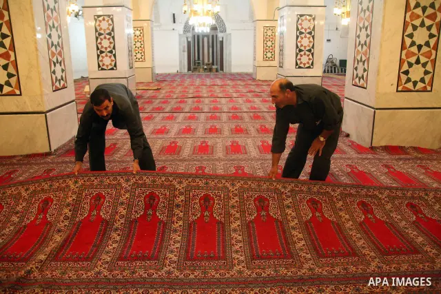 Palestinian men clean the Ibrahimi mosque in the old city of the West Bank city of Hebron on November 15, 2010, ahead of the Muslim holiday of Eid al-Adha or Feast of the Sacrifice, which marks the end of the annual hajj...