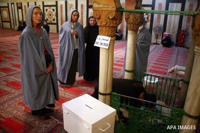Foreigners visit the Ibrahimi mosque in the old city of the West Bank city of Hebron on November 15, 2010, ahead of the Muslim holiday of Eid al-Adha or Feast of the Sacrifice, which marks the end of the annual hajj or p...