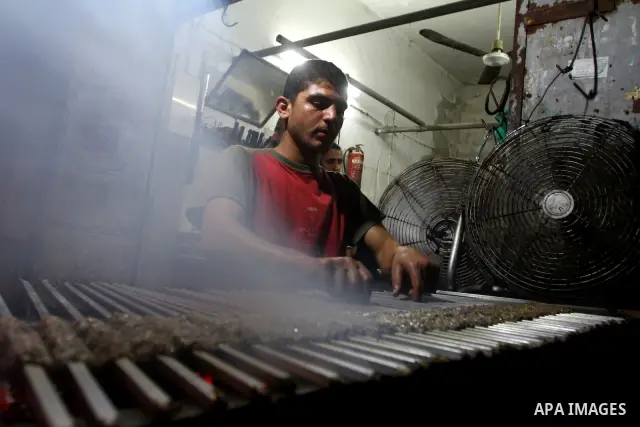 A Palestinian man prepares kebab (ground meat) at his butchery in Gaza City on Nov 20,2010. Photo by Ashraf Amra