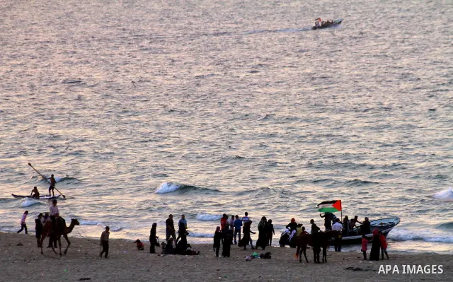 Palestinians enjoy at the beach of Gaza City on Nov 20,2010. Photo by Ashraf Amra