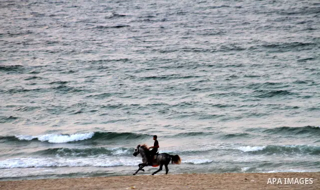 Palestinians enjoy at the beach of Gaza City on Nov 20,2010. Photo by Ashraf Amra