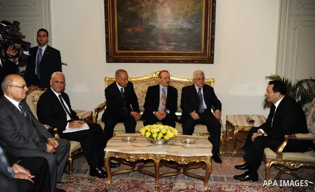 Palestinian President Mahmoud Abbas (Abu Mazen) during his meeting with Egyptian President, Mohamed Hosni Mubarak in Cairo on Nov. 21,2010. Photo by Omar Rashidi