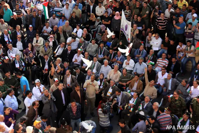 Palestinians sign on a long scroll of solidarity message with prisoners held in Israeli jails during a rally calling for their release in the West Bank City of Tulkarem on Nov. 28, 2010. Thousands of Palestinians took pa...