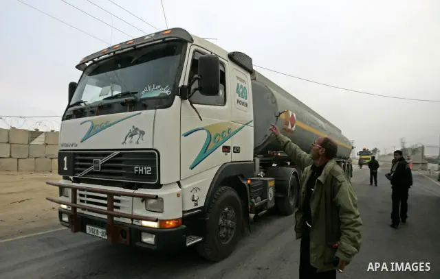 Oil trucks in the Palestinian Rafah border crossing is preparing to go to bring fuel from crossing Karem Salem Israeli , in the southern Gaza Strip on November 29, 2010. Photo by Abed Rahim Khatib