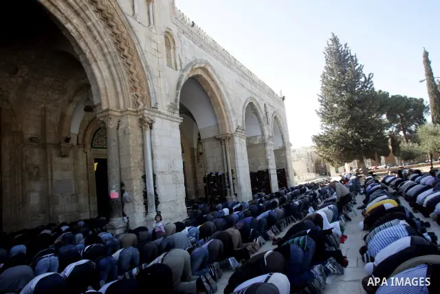 Palestinian Muslims attend Friday prayers in the Al Aqsa Mosque compound, also known to Jews as the Temple Mount, in Jerusalem's old city on Dec 3, 2010. Photo by Mahfouz Abu Turk