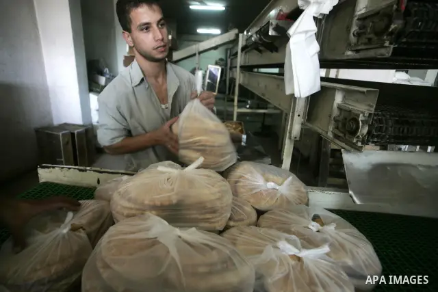 Palestinian worker working in a bakery in Rafah, southern Gaza Strip on December 4, 2010, "Said Abdul Nasser Ajrami, head of the bakery owners in the Gaza Strip and a crisis of wheat in the sector due to reduced Israel r...
