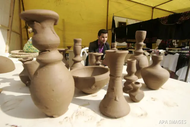 Palestinians participate in an exhibition for the Palestinian heritage which organized by the Free Thought Association in the southern Gaza Strip town of Khan Yunis on December 09, 2010. Photo by Abed Rahim Khatib