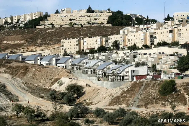 Palestinian labourers work at a construction site at the Jewish settlement in Harmoun Hanatsev in the east Jerusalem on Dec. 9,2010. The United States on Tuesday abandoned its effort to persuade Israel to freeze construc...