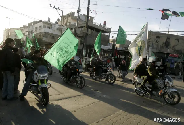 Palestinians take part in a rally in the preparation of the anniversary of Hamas Islamic movement foundation in the southern Gaza Strip town of Khan Younis on December 13, 2010. Photo by Abed Rahim Khatib