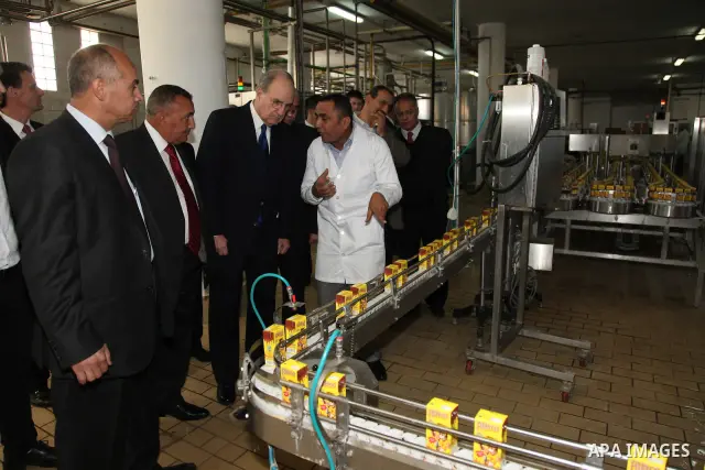 U.S Middle East envoy for peace process, George Mitchell tours the Al-Juneidi dairy products factory in the the West Bank city of Hebron on December 14, 2010. Photo by Najeh Hashlamoun