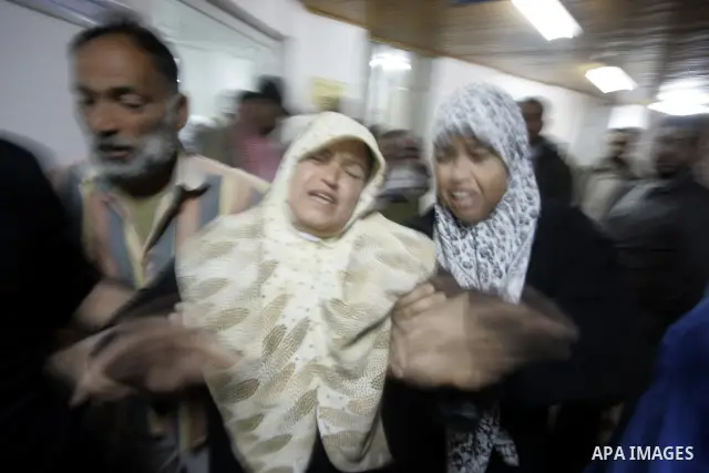 Palestinian relatives mourn at the body of young Palestinian fisherman Ziad Bardawil at the morgue of Rafah's Al-Najjar hospital on December 17, 2010, as Palestinian sources said the teenager was killed after Israeli gun...