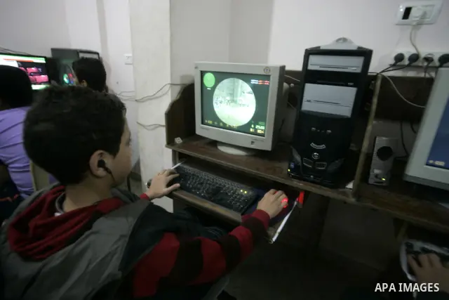 Palestinian children play computer games in a cafe in the town of Rafah in the southern Gaza Strip on December 23, 2010. France was launched in July, 16, 2010 in Gaza a program aimed at developing information and communi...