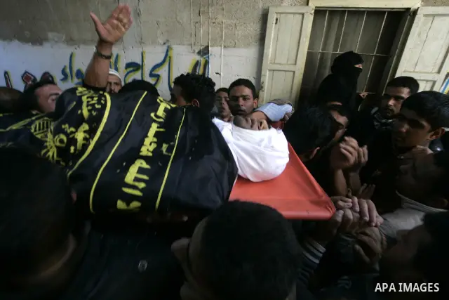 Palestinian carry the bode Mahmud Alnajjar fighter of Islamic Jihad during their funeral in Khan Yunis, southern Gaza Strip on December 26, 2010. Israeli forces killed two Palestinian militants Sunday morning in armed cl...