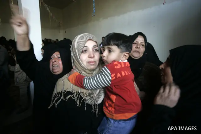 Relatives of Palestinian militant Mahmoud Al-Najar mourn during his funeral in Khan Younis in the southern Gaza Strip December 26, 2010. Israeli forces killed two Palestinian militants, one of them Al-Najar, in a fire fi...