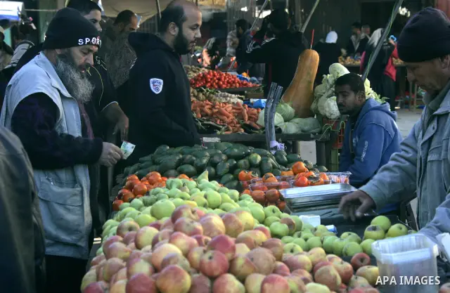 Palestinians shop at a market in southern Gaza town of Rafah on January 10, 2011. Photo by Abed Rahim Khatib