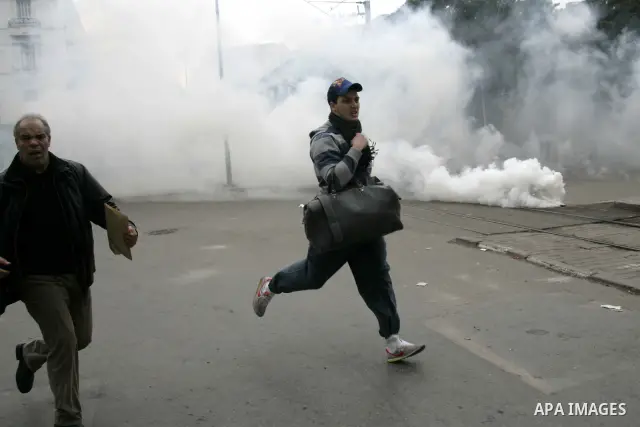 Protestors run away from tear gas as protests still going on in Tunis 4 days after the Depature of the Tunisian President Zine El Abidine Ben Ali to Saudi Arabia, Tunisia, 18 January 2011. Tunisian protesters called for...