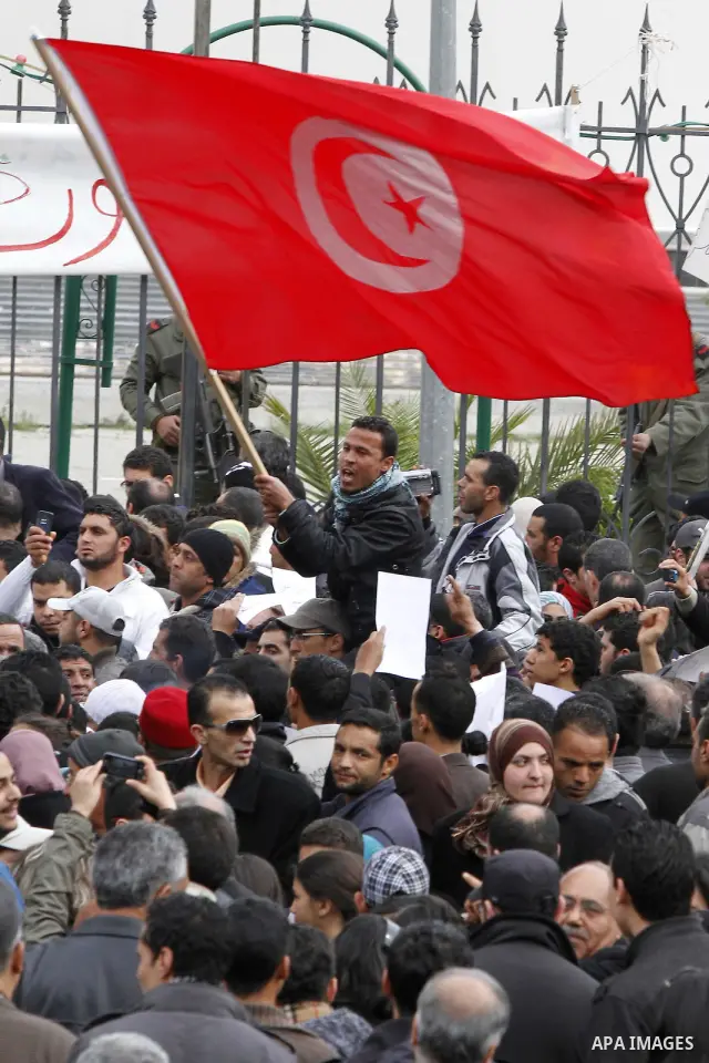 Tunisians take part in a protest in front of the headquarters of the Constitutional Democratic Rally (RCD) party of ousted president Zine al-Abidine Ben Ali during a demonstration in downtown Tunis, January 20, 2011. Tun...