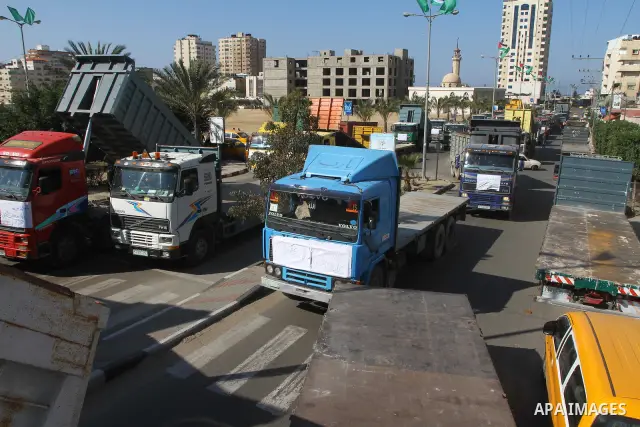 Palestinian truck drivers take a part in a rally to demand cancel of the Israeli decision to close the Karni crossing permanently, in Gaza City on Jan. 22, 2011. Photo by Ashraf Amra