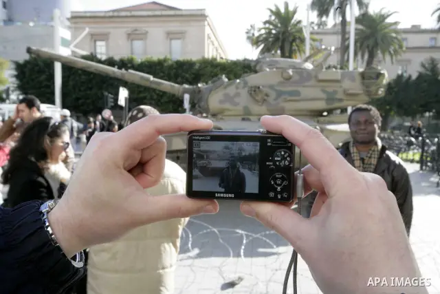 Tunisians take picture with A military tank in the streets of Tunis, Tunisia, 22 January 2011. Tunisians began a three-day national mourning period on 21 January in memory of the victims of the latest events which led to...