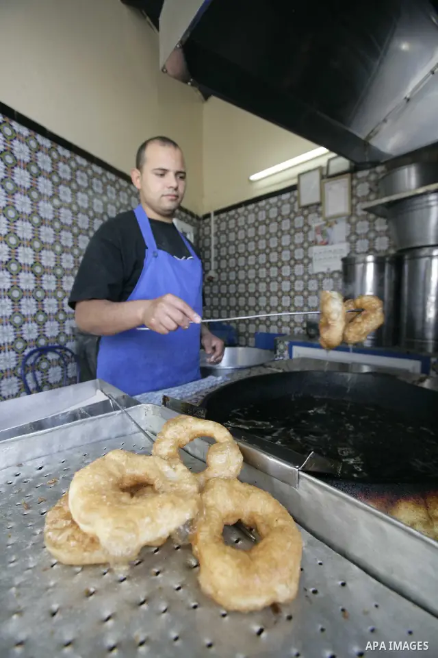 Tunisians seller awaits tourists in Carthage, outside Tunis, January 22, 2011.A Tunisian prosecutor opened an investigation into the overseas assets of the ousted president and his deeply resented family Wednesday, as th...