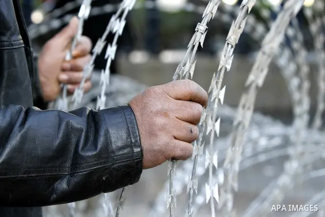Tunisian protestors prepare to break into the barbed wire during a demonstration to demand a new government free of officials of the ousted regime of former president Zine el Abidine Ben Ali, in central Tunis, Tunisia, 2...