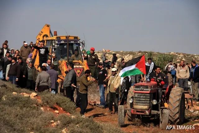 Palestinian farmers plant olive trees during a protest against the uprooting of trees belonging to Palestinians by Jewish settlers near settlement of Shelo in the West Bank village of Qosra near Nablus, 23 January 2011....