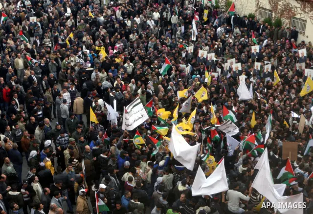Palestinian President Mahmoud Abbas is welcomed by his supporters upon his arrival from Cairo at the West Bank city of Ramallah January 25, 2011. Abbas got a hero's welcome on Tuesday from thousands of Palestinians who d...