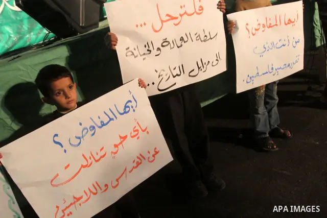 Palestinian Hamas supporters take part in a protest against the Palestinian Authority, in Gaza city on 25 January 2011. Palestinian negotiators privately agreed that only 10,000 refugees and their families, out of a tota...
