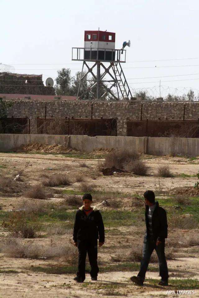 Palestinian children walk near the Egyptian border with the Gaza Strip in the city of Rafah, southern Gaza Strip on, 28 January 2011. The Egyptian authorities intensified security measures on the border with the Gaza Str...