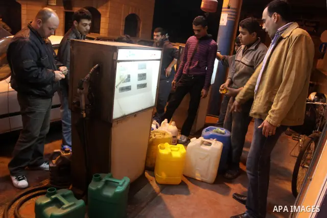 Palestinians gather at a petrol station in Gaza city on Jan 29,2011, as Palestinians rush to petrol stations for fear of being cut off petrol which smuggled from tunnels between Gaza and Egypt as a result of the developm...