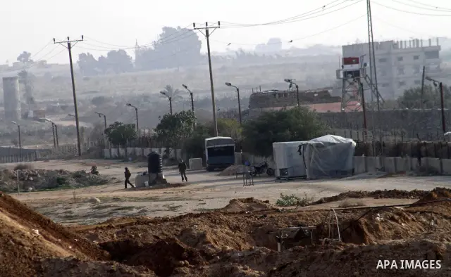 Palestinian security forces stand guard near the Egyptian border with the Gaza Strip in the city of Rafah, southern Gaza Strip on, 29 January 2011. The embattled Mubarak tapped Egypt's military intelligence chief as his...