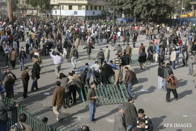 Pro and anti President Hosny Mubarak protesters clash at the Tahrir square, Cairo, Egypt, 02 February 2011. Media reports state on 02 February 2011 that clashes broke out in the main square of the Egyptian capital betwee...